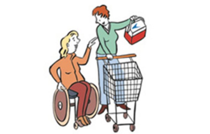 Zwei Personen beim Einkaufen, eine mit Rollstuhl