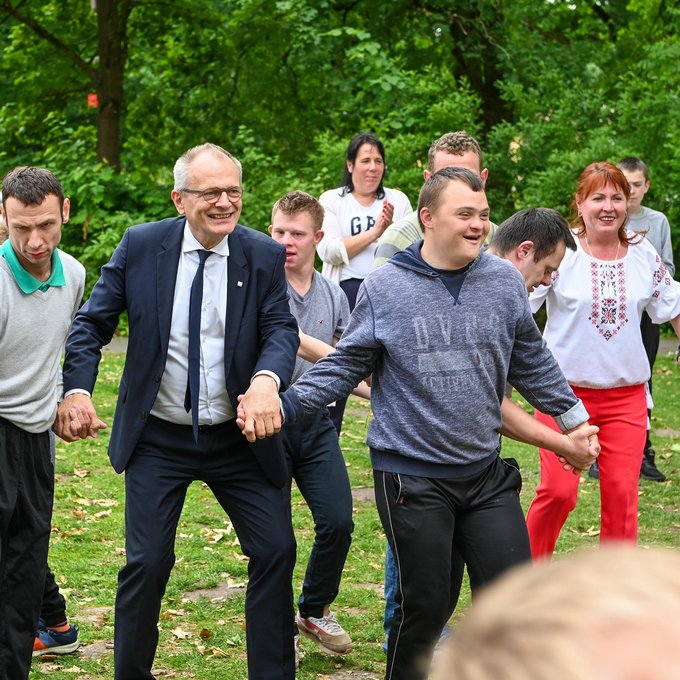 Ulrich Lilie tanzt mit Klienten in Bethel