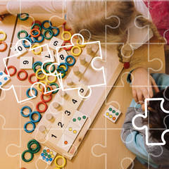 Zwei Kinder spielen ein Steckspiel auf dem Boden, das Bild ist im Stil eines Puzzles