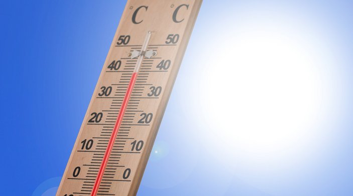 Ein Thermometer zeigt fast 40 Grad an, im Hintergrund sind blauer Himmel und eine Sonne zu sehen