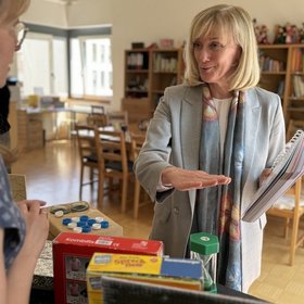 Elke Ronneberger im Gespräch mit Mitarbeiterin der Frühförderstelle Implus in Dresden 