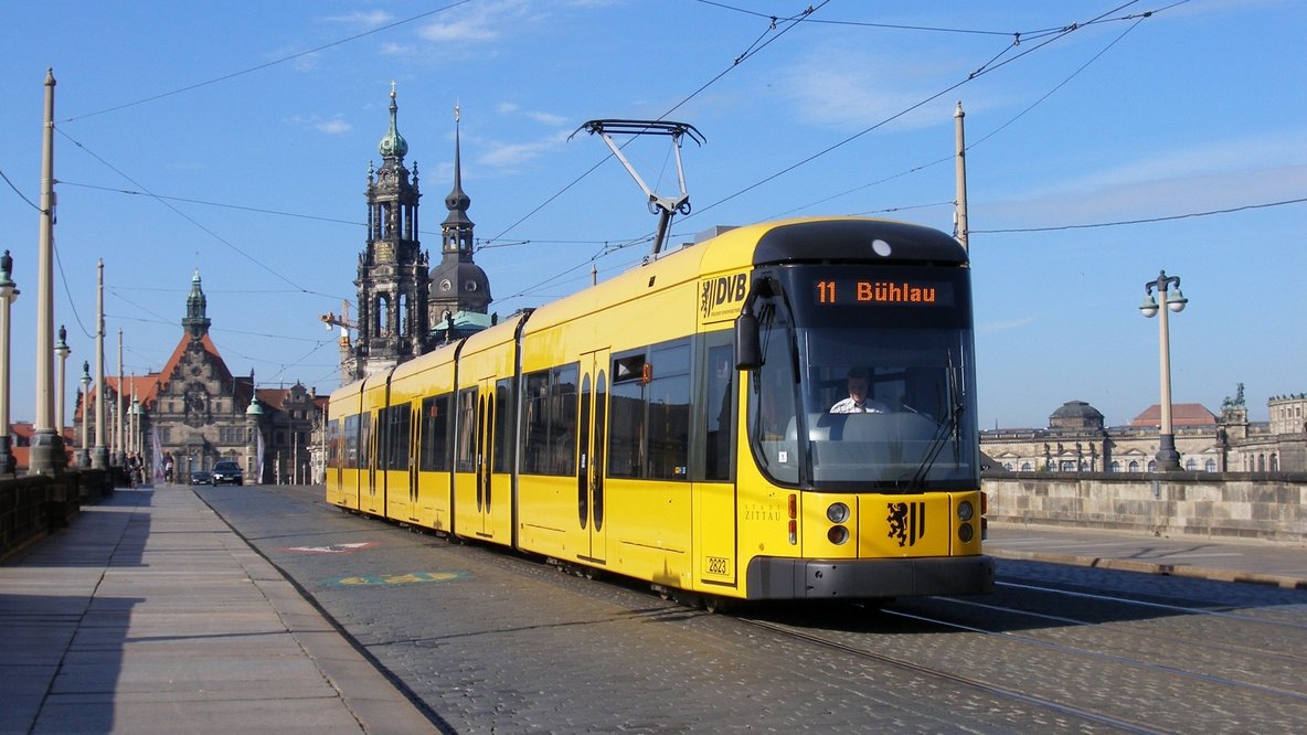 Straßenbahn auf der Augustusbrücke in Dresden