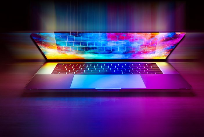 Foto eines geöffneten Laptops mit buntem Bildschirmhintergrund