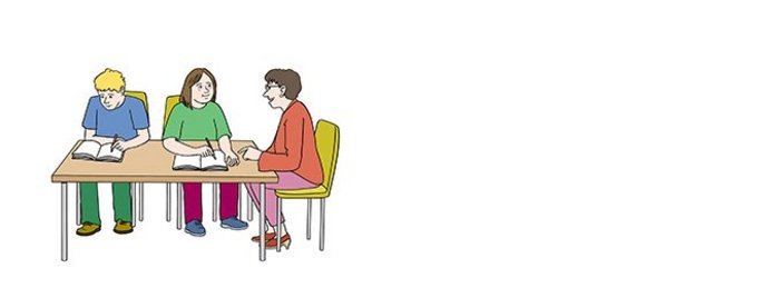 Zwei Kinder sitzen mit einem Buch vor sich an einem Tisch, neben ihnen eine erwachsene Person, die mit ihnen spricht