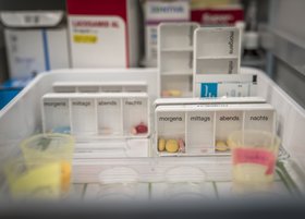 Ein Regal mit Medikamentenboxen für die Wochentage