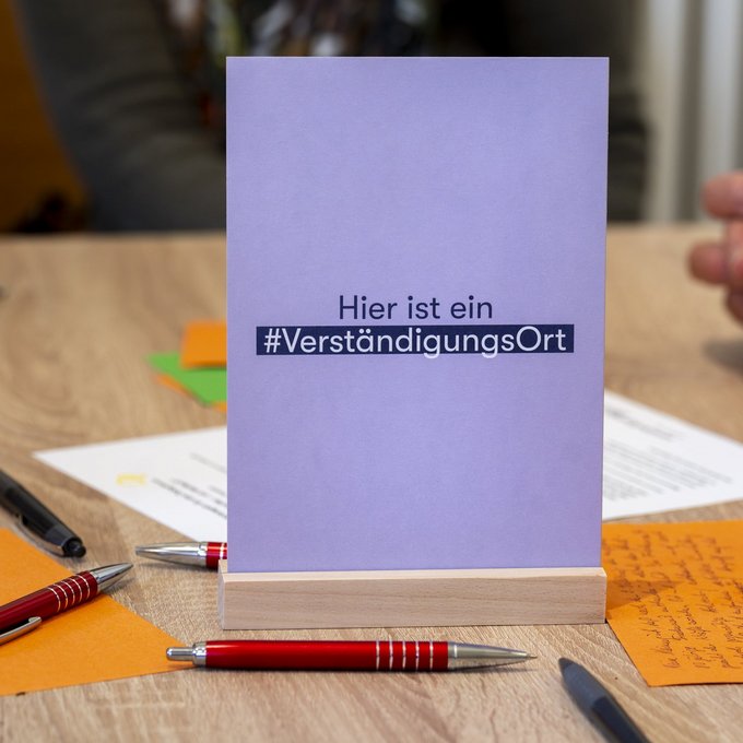 Karte auf einem Tisch mit dem Schriftzug Verständigungsort