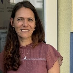 Daniela Kost vor der Frühförderstelle
