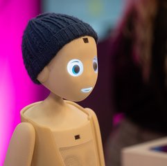 Obere Hälfte eines menschenähnlichen Roboters mit Mütze