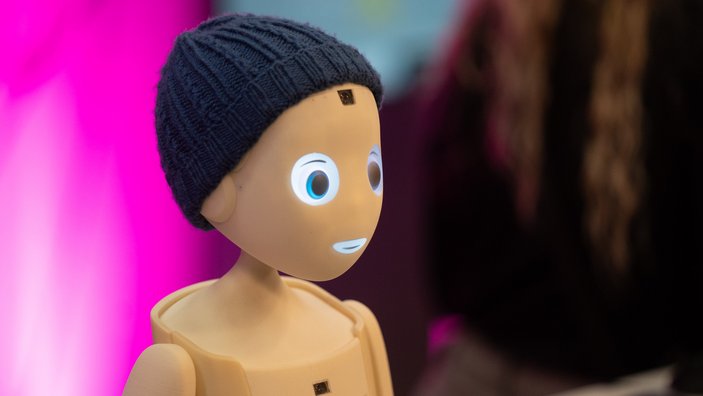 Obere Hälfte eines menschenähnlichen Roboters mit Mütze