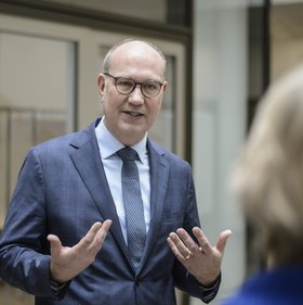Rüdiger Schuch in Diskussion mit anderen