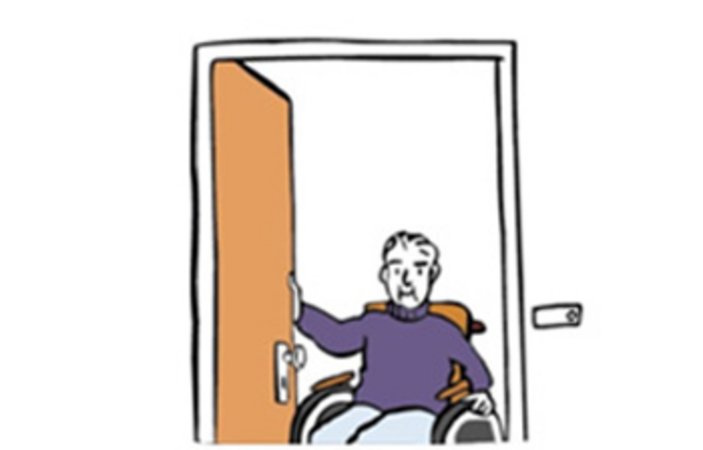 Ein Rollstuhlfahrer kommt durch eine Tür