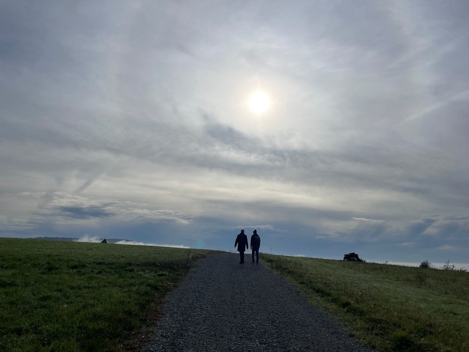 Spaziergänger auf Hügel