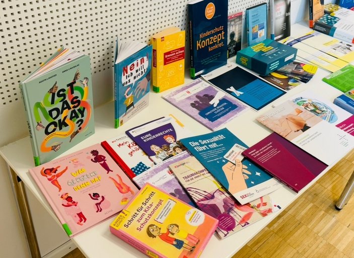 Verschiedene Bücher zur Prävention sexualisierter Gewalt liegen auf einem Tisch aus
