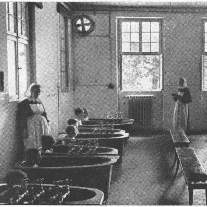 Kinder in Badewannen im Badehaus des Elisabethheims Nauheim