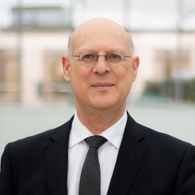Porträtfoto von Dr. Jörg Kruttschnitt, Vorstand Finanzen, Personal und Recht der Diakonie Deutschland