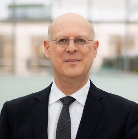 Porträtfoto von Dr. Jörg Kruttschnitt, Vorstand Finanzen, Personal und Recht der Diakonie Deutschland