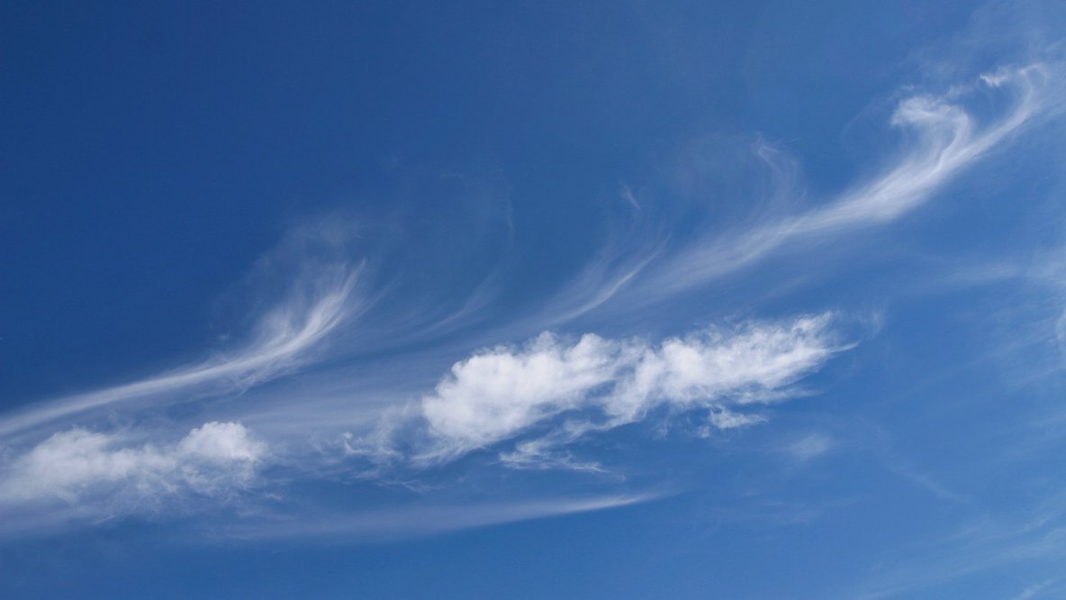 weiße Wolken vor einem blauen Himmel