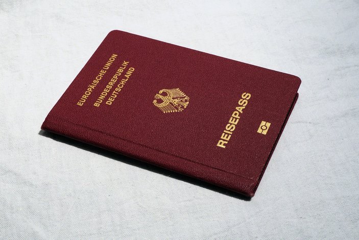 Ein deutscher Reisepass liegt auf einer Unterlage