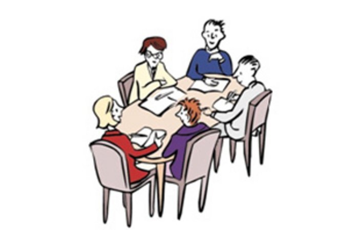 Fünf Personen sitzen am Tisch