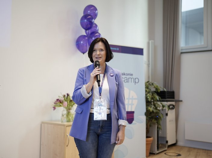 Jana Achtert, Leiterin der Stabsstelle Fach- und Arbeitskräftestrategie der Diakonie Deutschland, moderiert ein HR-Barcamp der Diakonie