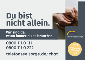 Zwei Hände halten zwei andere Hände. 